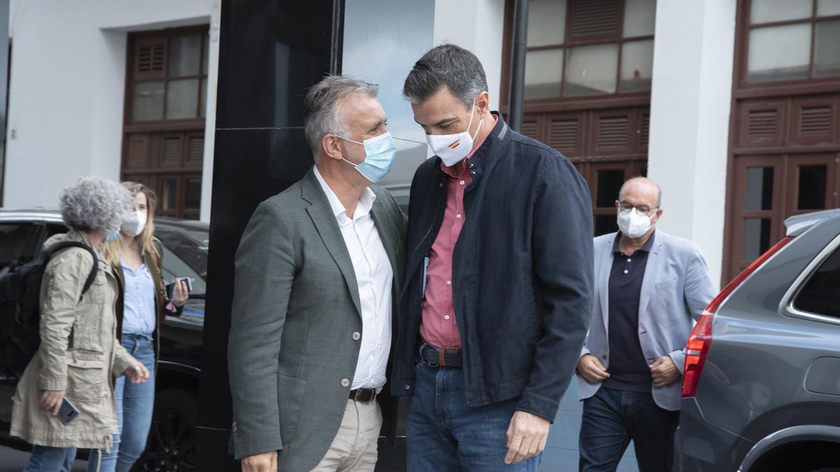 Ángel Víctor Torres saluda a Pedro Sánchez a su llegada este sábado a La Palma.