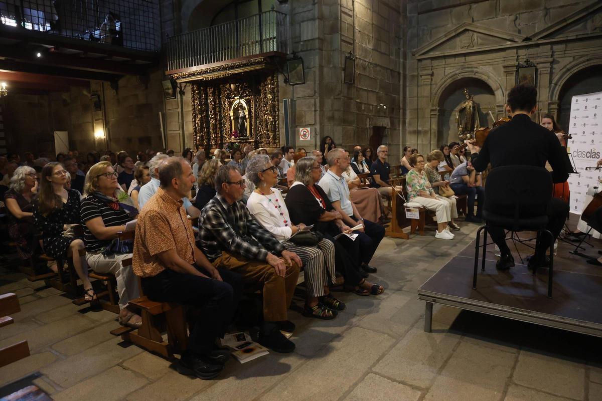 Público asistente a la iglesia vilagarciana.