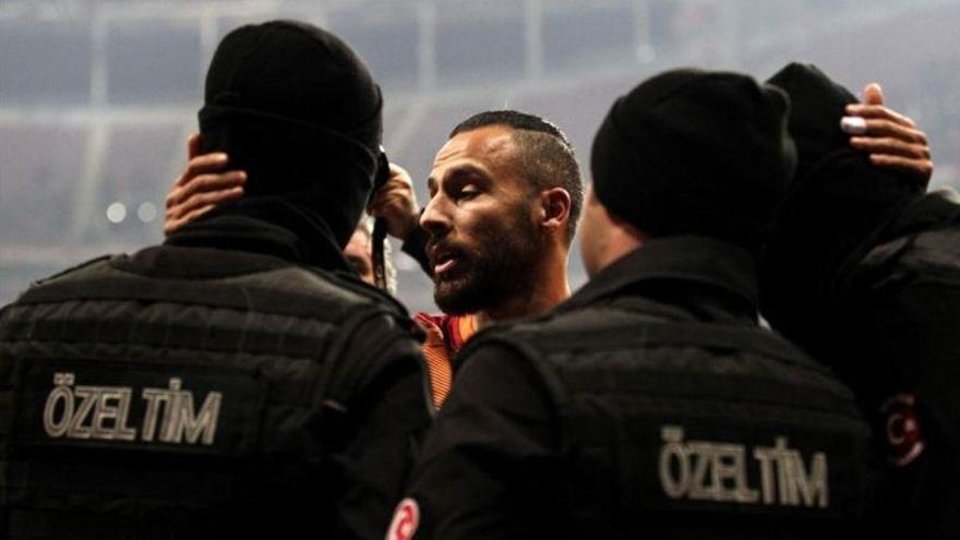 Un jugador del Galatasaray se abraza a policías tras marcar