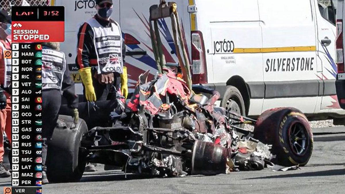 El RB16B de Verstappen quedó destrozado tras el accidente en Copse