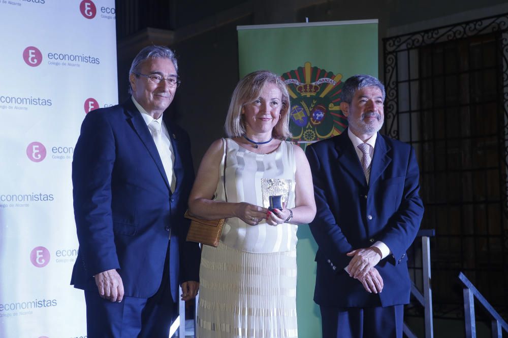 La entrega se realizó en el transcurso de la cena anual del Colegio de Economistas de Alicante.