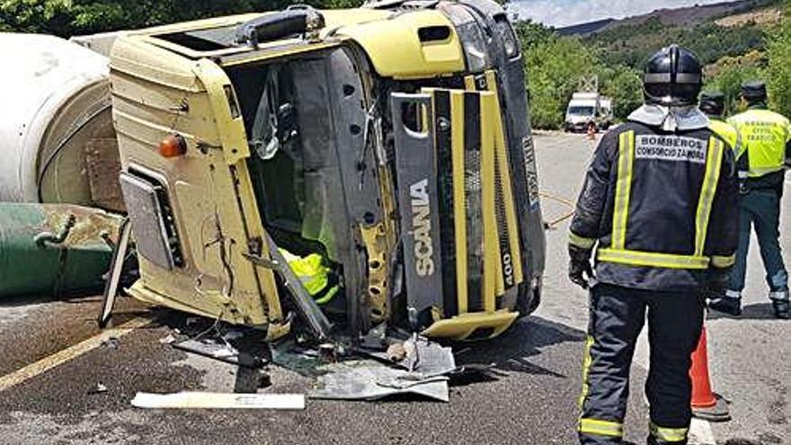 Vuelca una hormigonera en Requejo