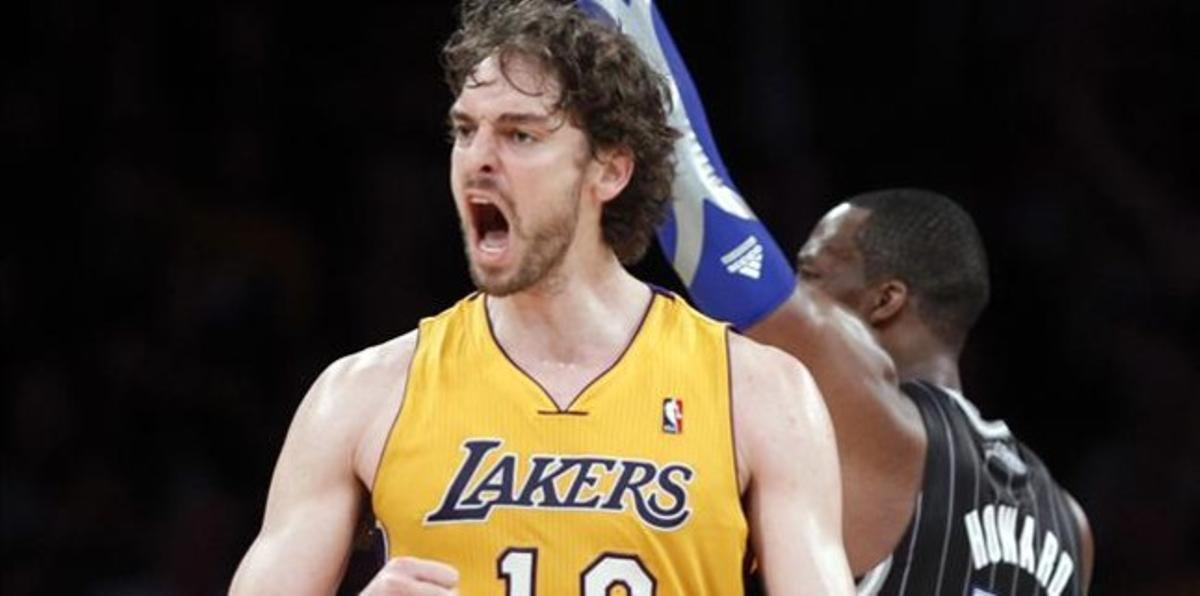 Pau Gasol celebra una cistella davant de Howard.