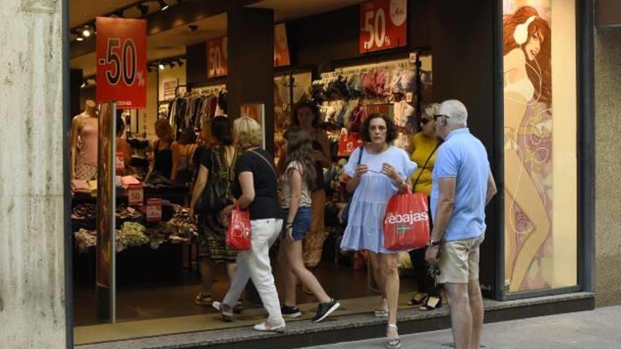 Los comerciantes esperan un repunte del gasto en las rebajas estivales