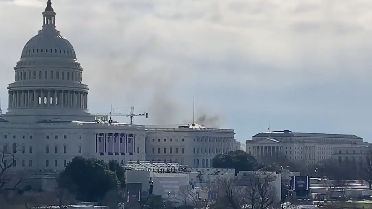 Cierran el Capitolio de urgencia por una amenaza externa; sale humo del interior