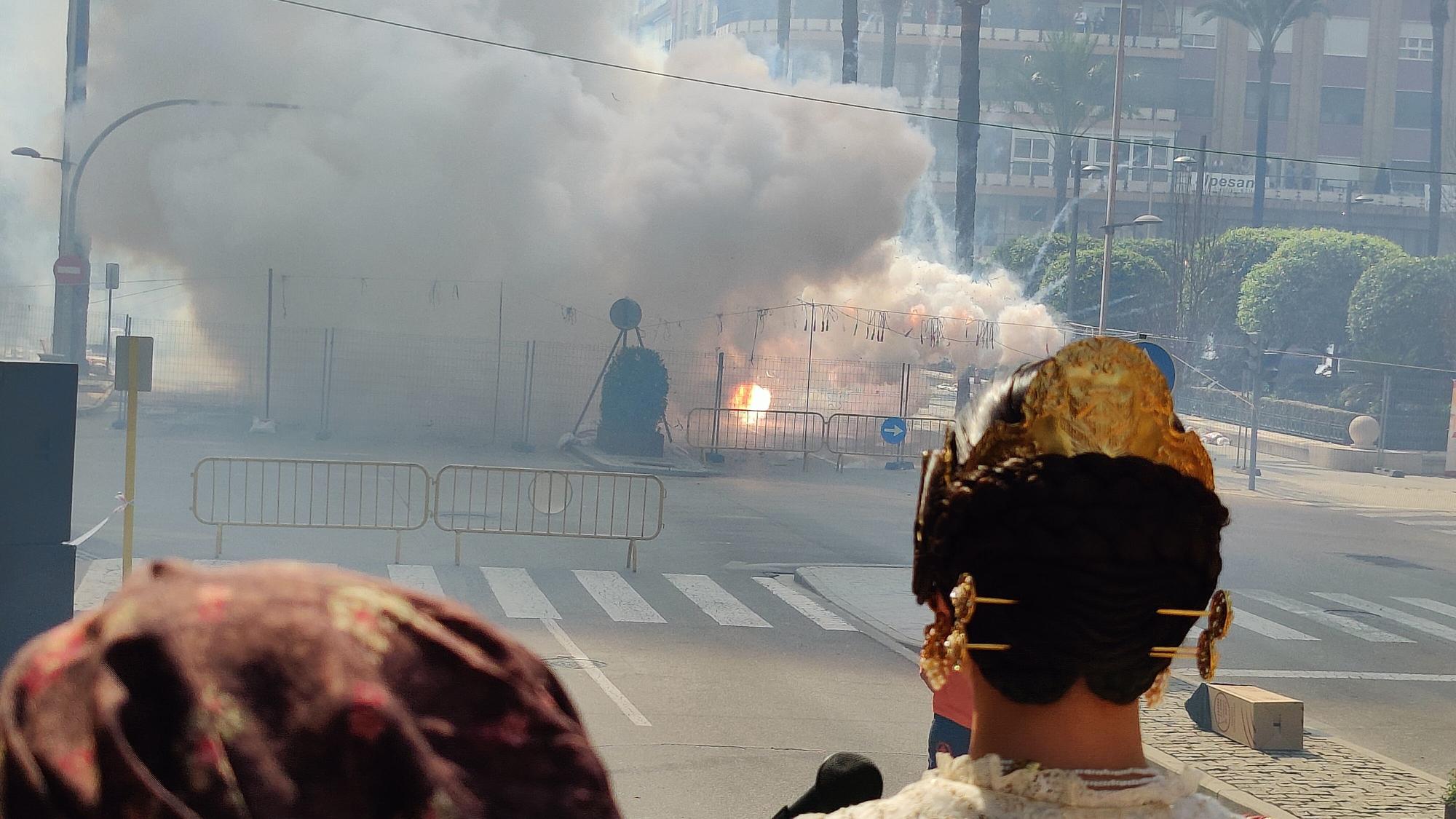 Las mejores imágenes de la 'mascletà' del 17 de marzo en las Fallas de Alzira