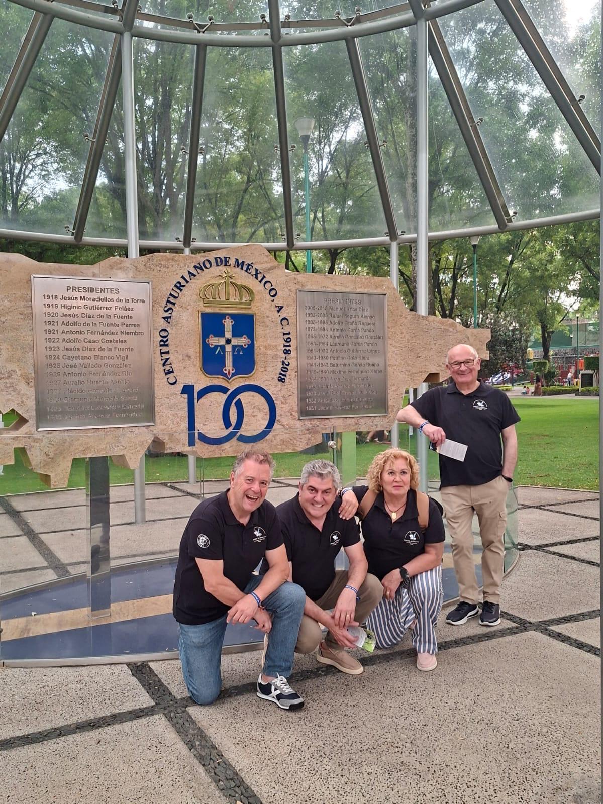 Los representantes de la Cofradía del Desarme en el Parque Asturias, una de las sedes del Centro Asturiano de México.