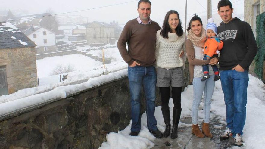 Por la izquierda, José Manuel García, Noelia González, Patricia González, con Xune García en brazos, y Félix García, ayer, en la localidad somedana de El Puerto.