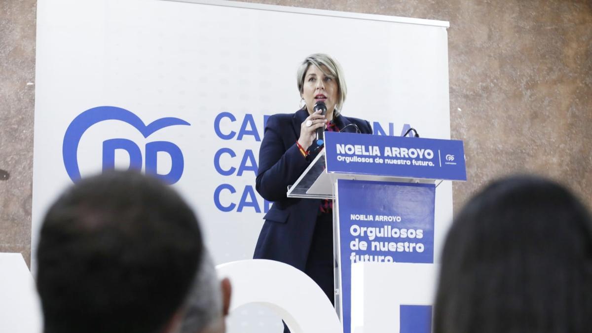 Noelia Arroyo da un discurso en el local social de Canteras.