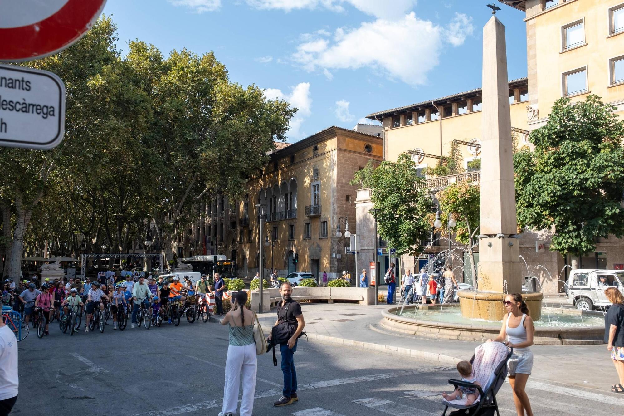 Un centenar de personas participan en la bicicletada de Palma
