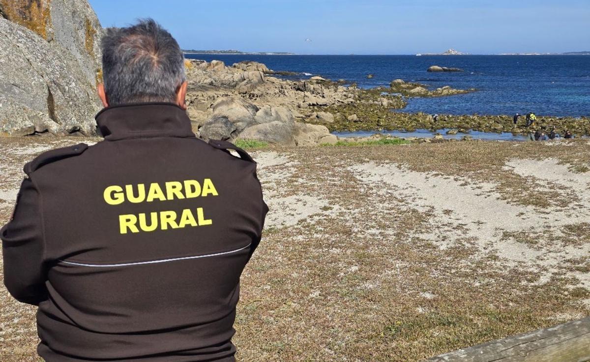 Un vigilante de la cofradía de O Grove controlando una zona de percebe y mejilla. |  M. Méndez