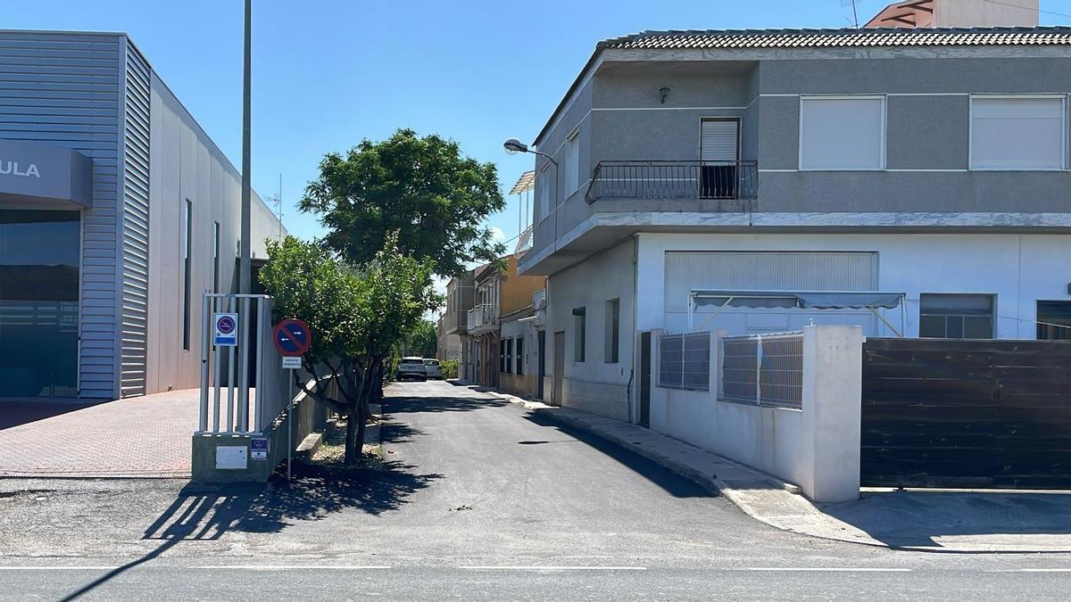 A la izquierda la empresa hortofrutícola y a la derecha las viviendas