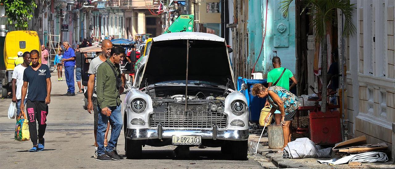 Varias pesonas en una calle de La Habana.