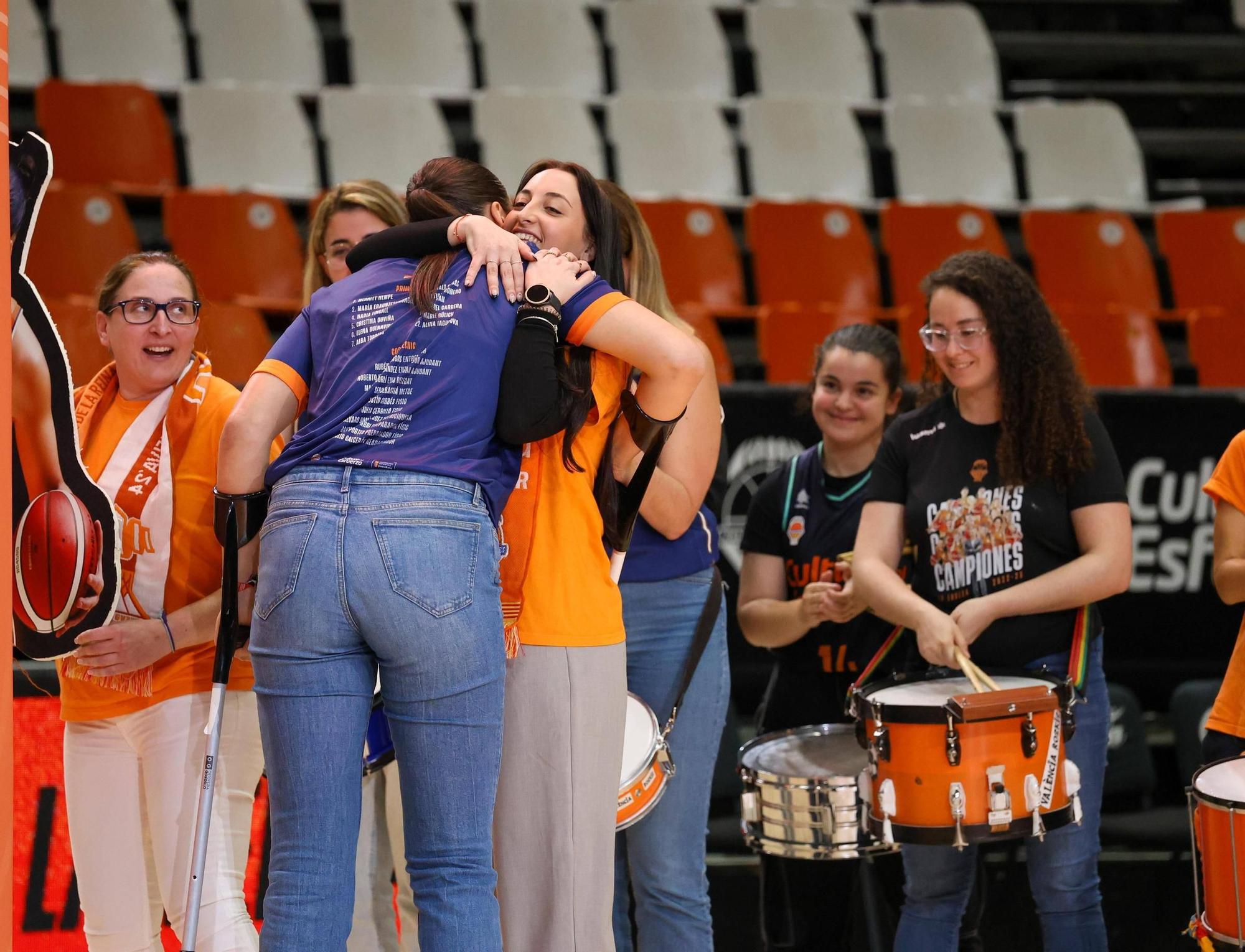 El Valencia Basket celebra a lo grande la Copa de la Reina con su afición