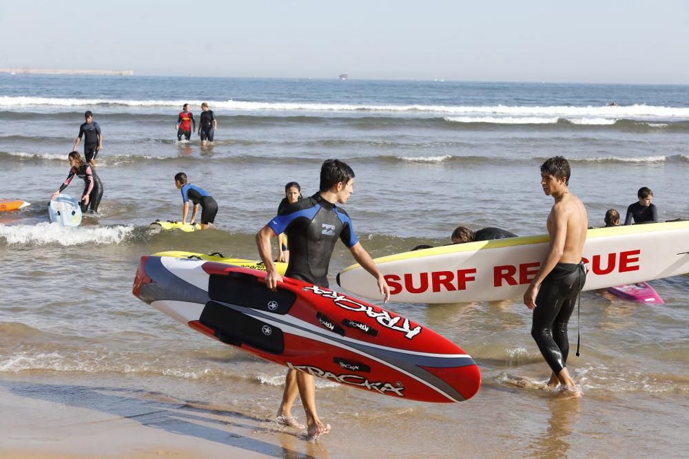 Jóvenes de salvamento en la playa