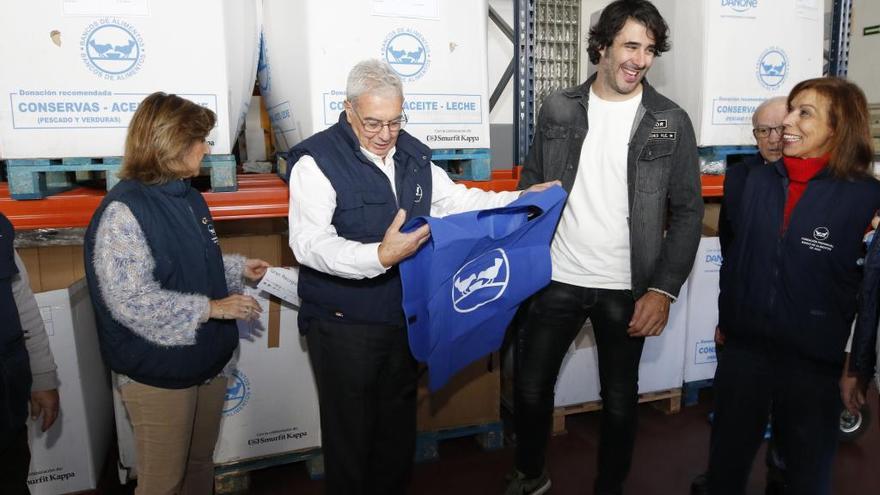 David Amor (segundo derecha), con voluntarios en Vigo.//Alba Villar