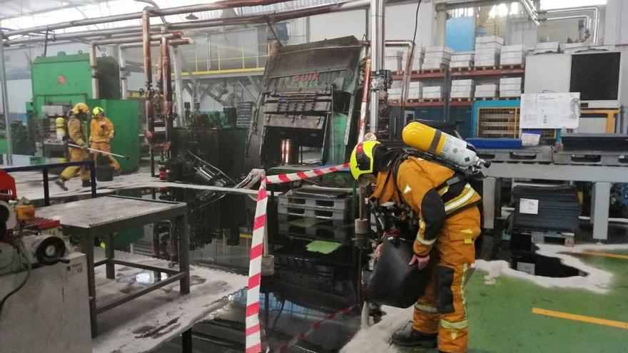 Los bomberos evitan un incendio por una pérdida de aceite en el polígono Canastell de San Vicente