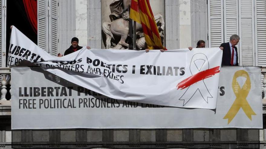 La pancarta colgada en la Generalitat.