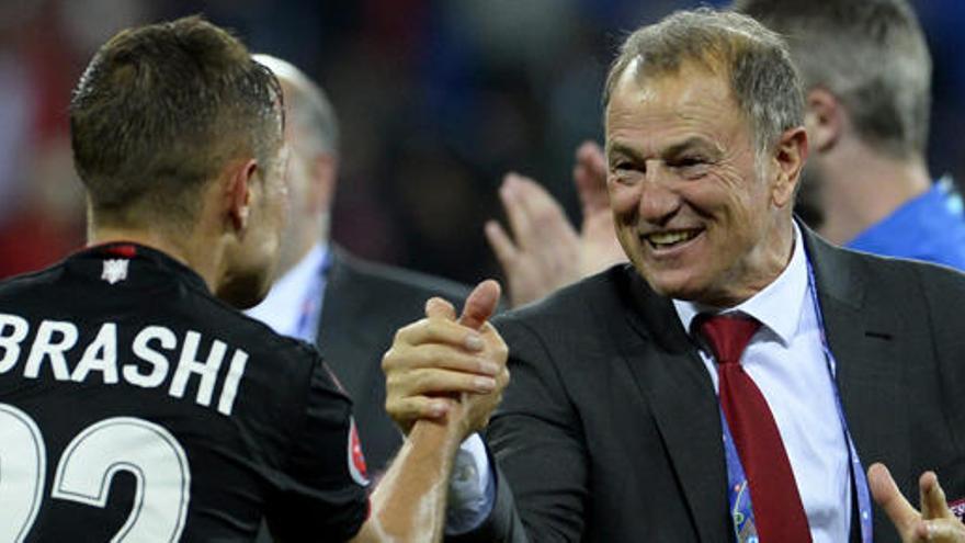 Di Biasi celebra el triunfo con un jugador albanés.
