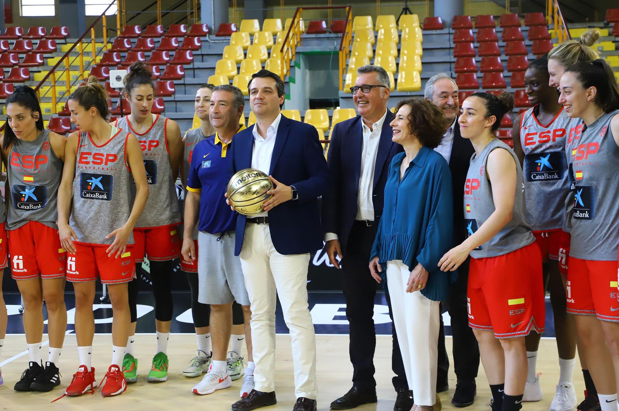 La selección española femenina de baloncesto con el alcalde de Córdoba, en imágenes