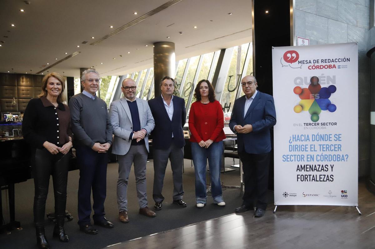 Ángela Amate, Blas García, Bernardo Jordano, Jesús Morales, María del Carmen Cruz y Antonio Ramón Guinea, en la mesa de redacción.