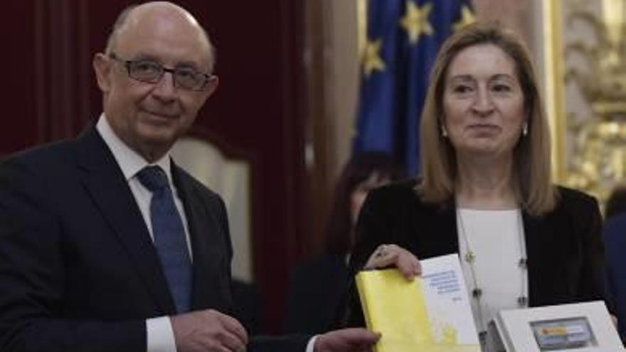 El ministre Montoro entregant ahir els pressupostos a la presidenta del Congrés, Ana Pastor