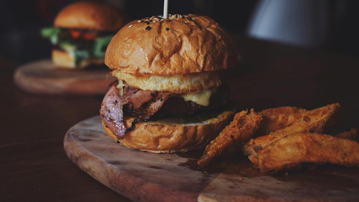Hamburguesa con patatas fritas.