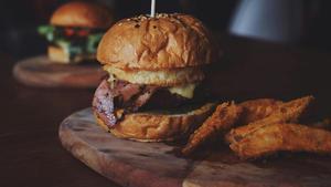 Hamburguesa con patatas fritas.