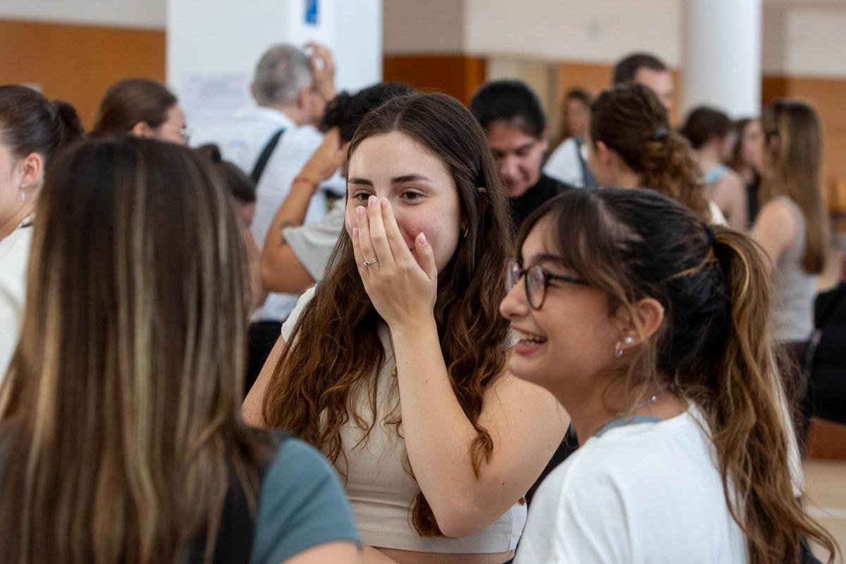 Estudiantes de Selectividad tras hacer las pruebas en Alicante
