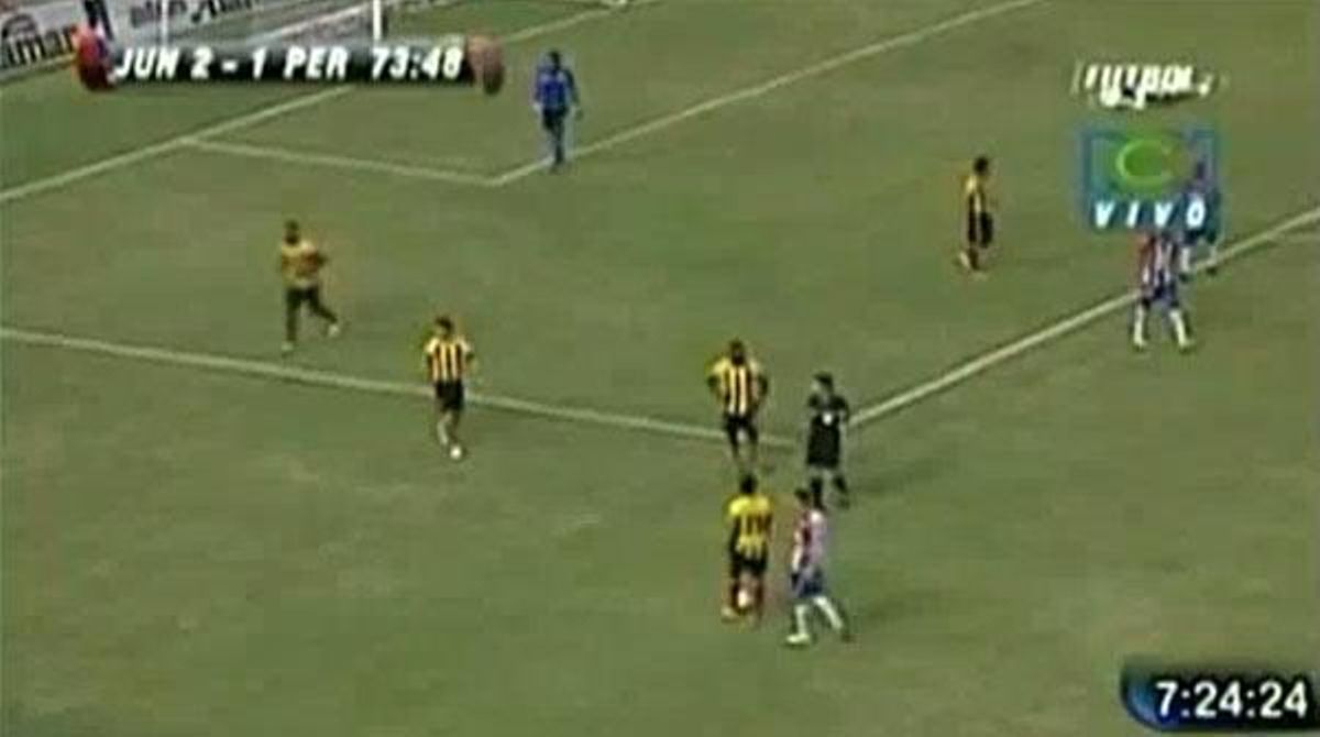 El jugador de l’equip colombià clava puntades de peu a l’òliba.