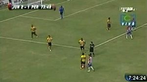 El jugador de l’equip colombià clava puntades de peu a l’òliba.
