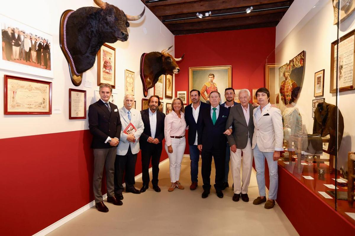 Manuel Cano 'El Pireo' junto a familiares, amigos y personalidades políticas en la sala que alberga la exposición homenaje a su carrera.