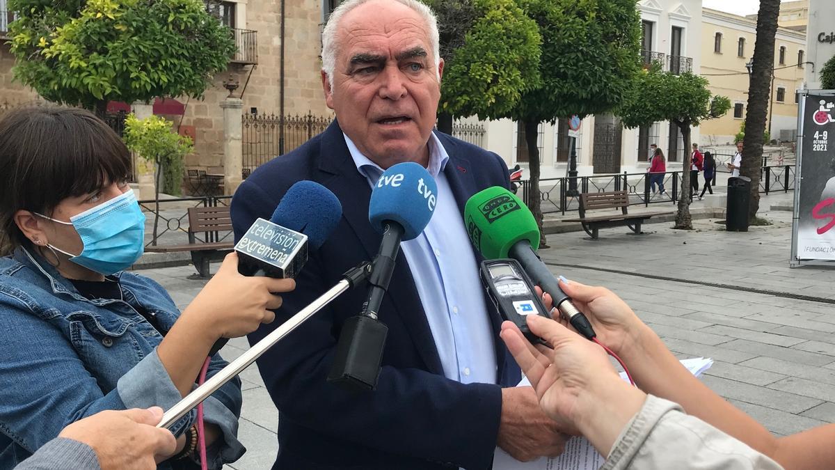 El exalcalde de Mérida, Pedro Acedo, esta mañana atendiendo a los medios.