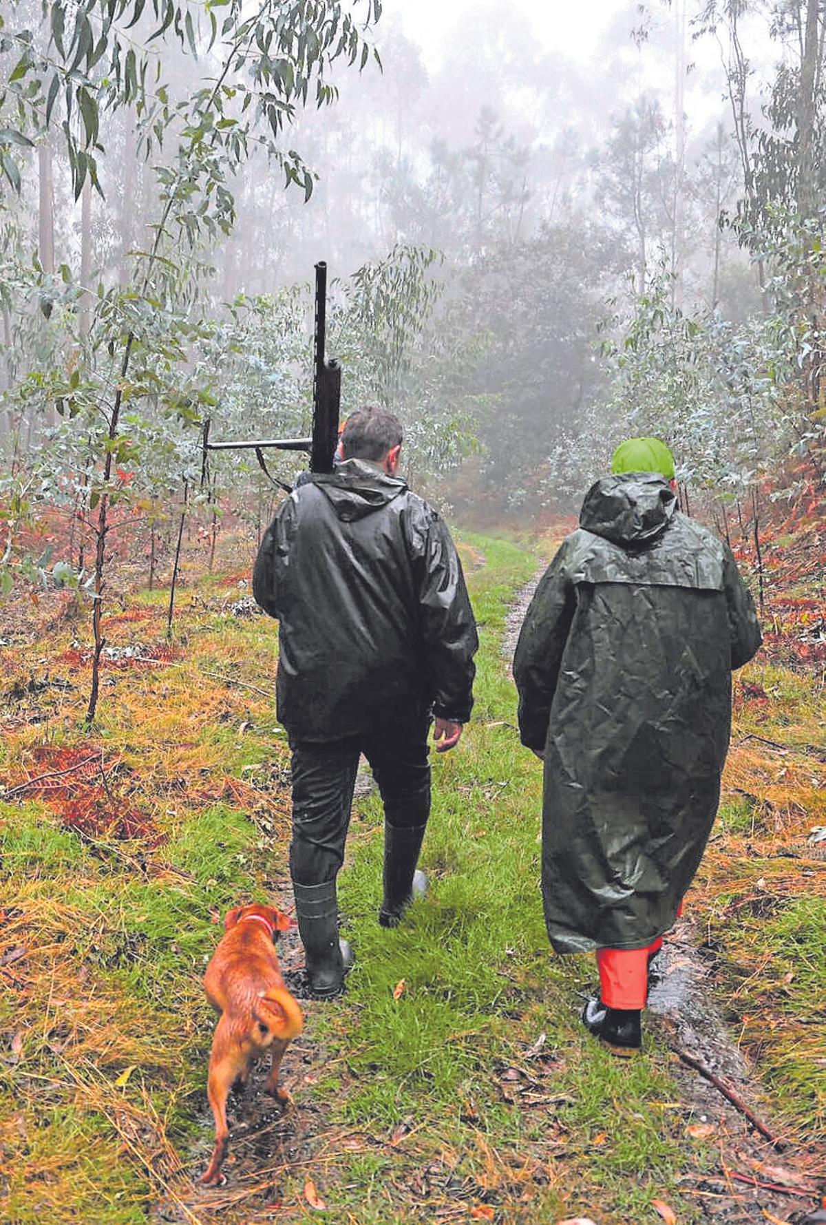 Cazadores en el inicio de la temporada de caza menor.