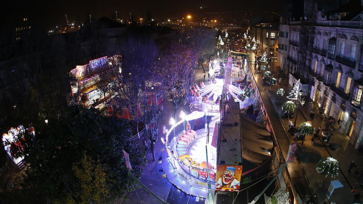 Foto de archivo de atracciones de la Navidad en Vigo en la Alameda.