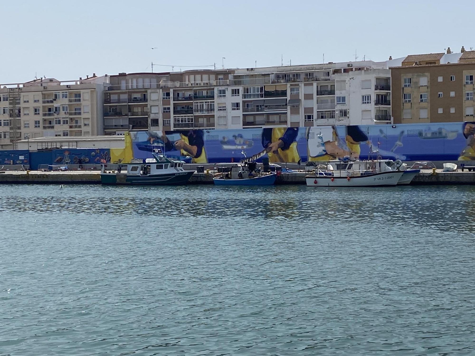 El mural "Teixint Xarxes" en la dársena del Puerto de Gandia