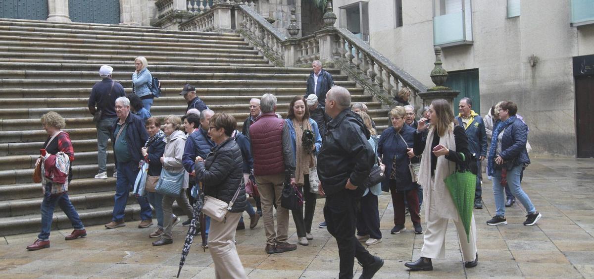 Un grupo de turistas ante la catedral de Ourense. | IÑAKI OSORIO