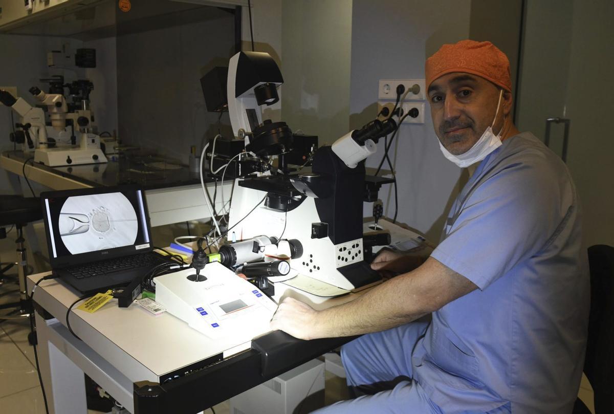 El doctor José Sánchez en uno de los laboratorios de la clínica Imfer en Murcia.