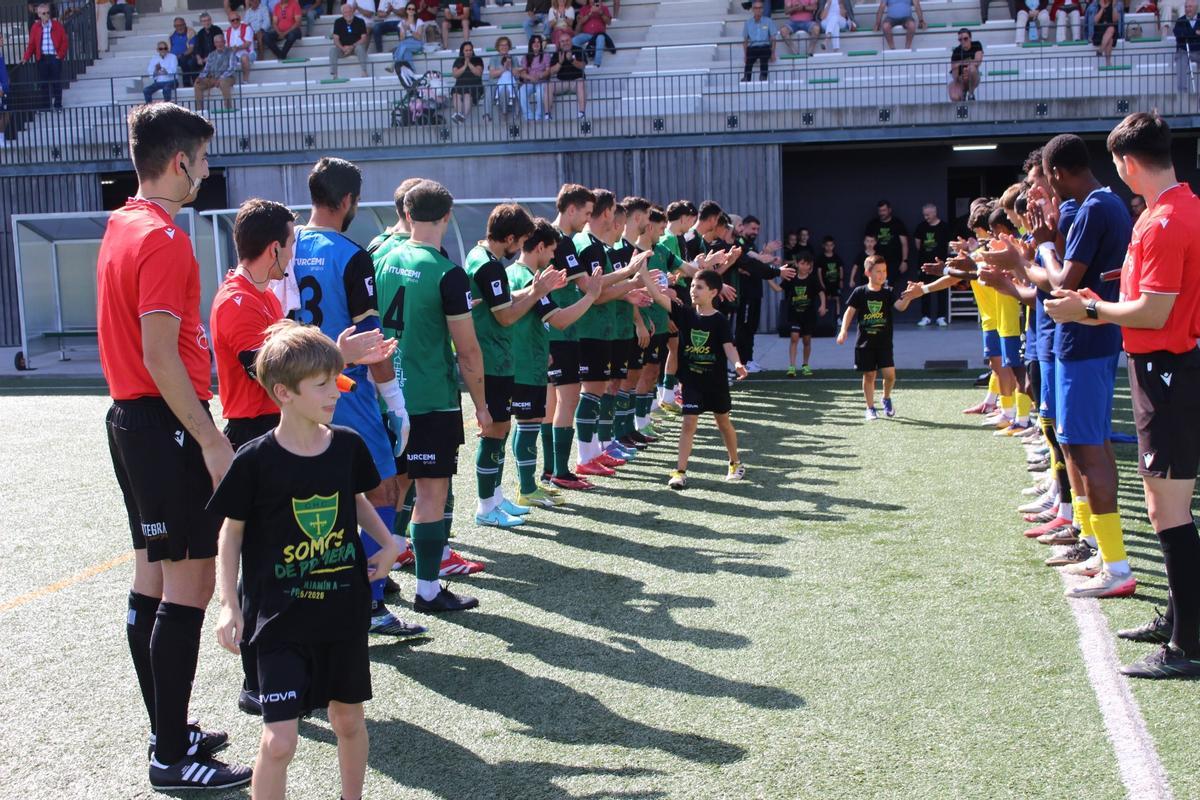 EN IMÁGENES: El pasillo del Hispano a los pequeños del prebenjamín A tras ganar la liga y conseguir el ascenso a Primera