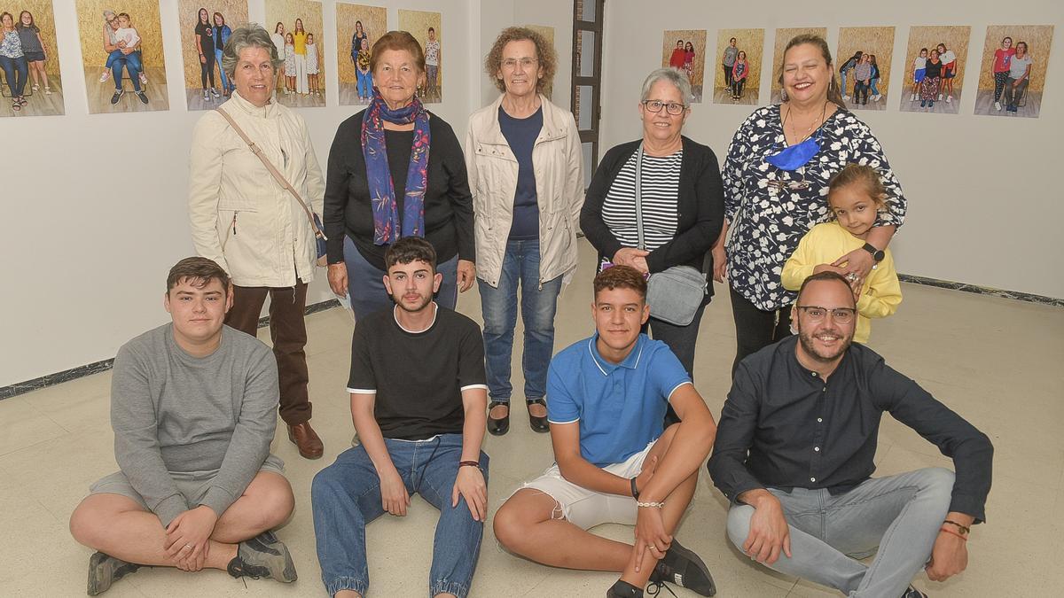 Algunas de las abuelas que participaron en la exposición junto a varios nietos, acompañados de Yeray Castellano -abajo a la derecha-, presidente de la asociación.