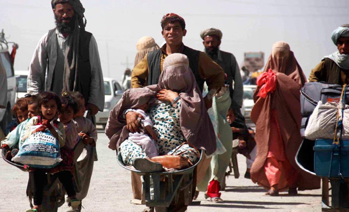 Unas familias afganas cruzan este lunes la frontera de Afganistán a Pakistán en la ciudad paquistaní de Chaman. Existe un convenio que permite a las familias afganas y paquistanís que viven cerca de la frontera cruzar de un país a otro sin necesidad de pasaporte. El objetivo es facilitar las visitas a los miembros de tribus dividas que viven a lo largo de la frontera.