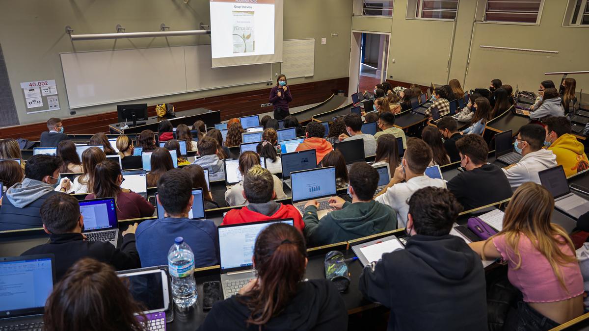 Estudiantes de la UPF, durante una clase.