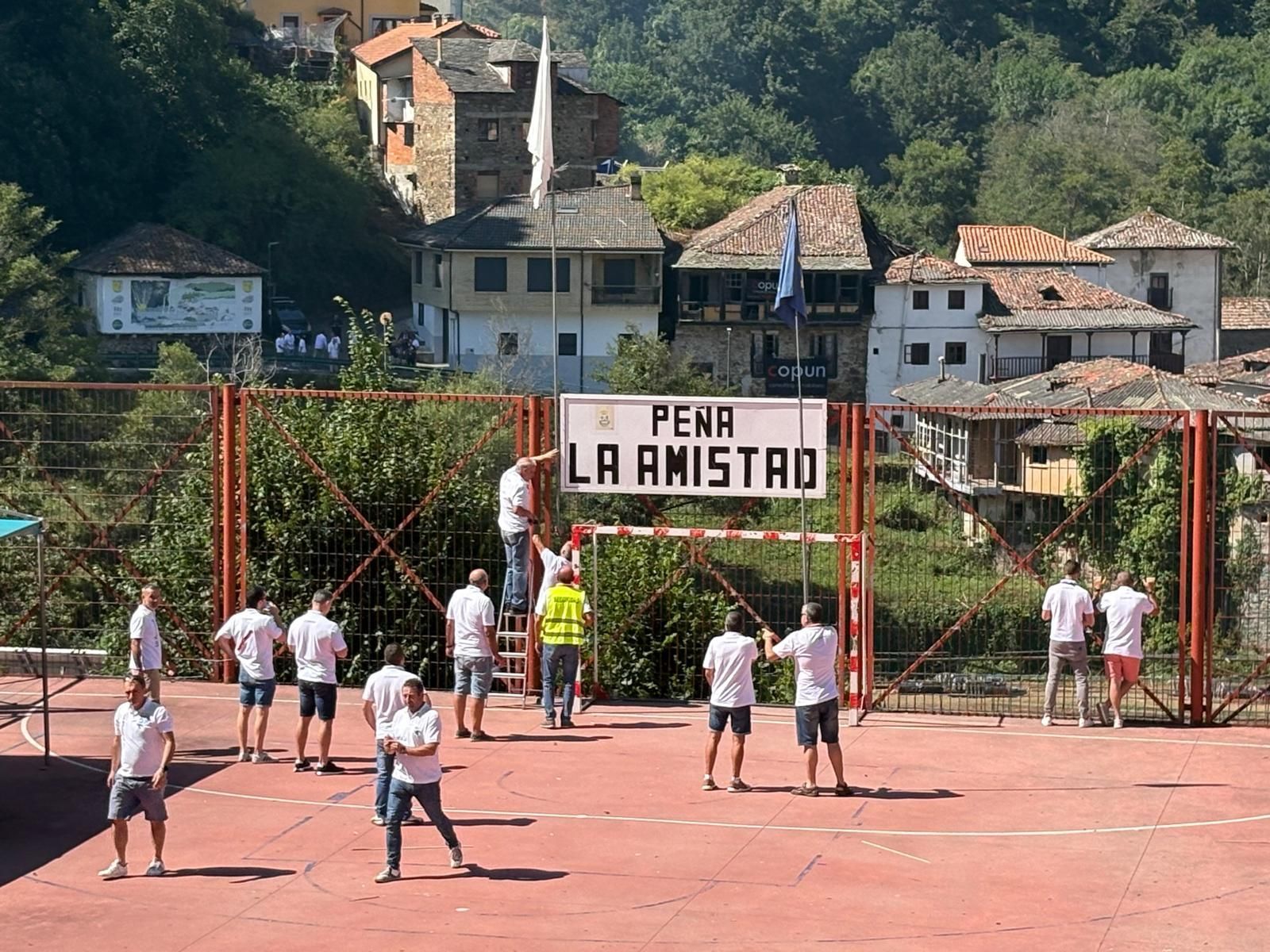 Los gigantes y cabezudos llenan de color y música Cangas del Narcea