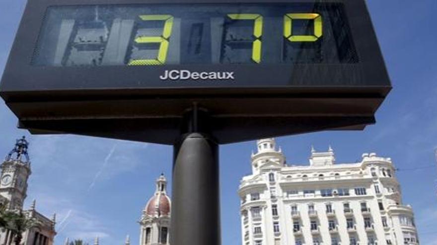 Un termómetro en el centro de la ciudad marca 37 grados centígrados en Valencia.