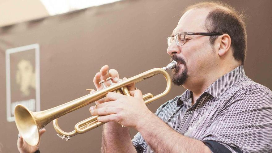 El JazzDay Alicante toma la plaza del Ayuntamiento en una tarde de ritmo y talento