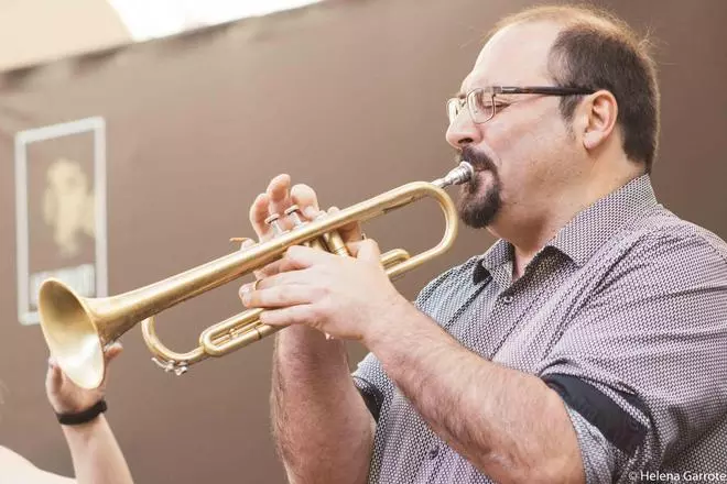 El JazzDay Alicante toma la plaza del Ayuntamiento en una tarde de ritmo y talento
