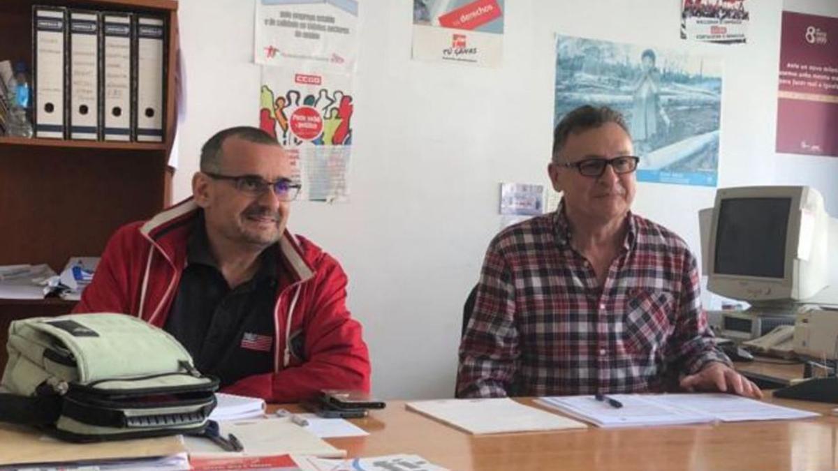 González y Pedrosa, ayer, en la sede del sindicato en Lalín. |   // A.L.V.