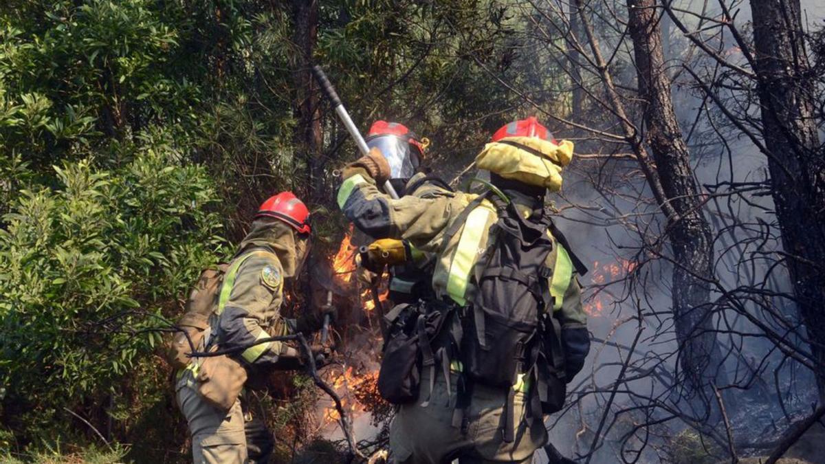 Brigada de extinción de un incendio en Vilagarcía.   | // NOE PARGA