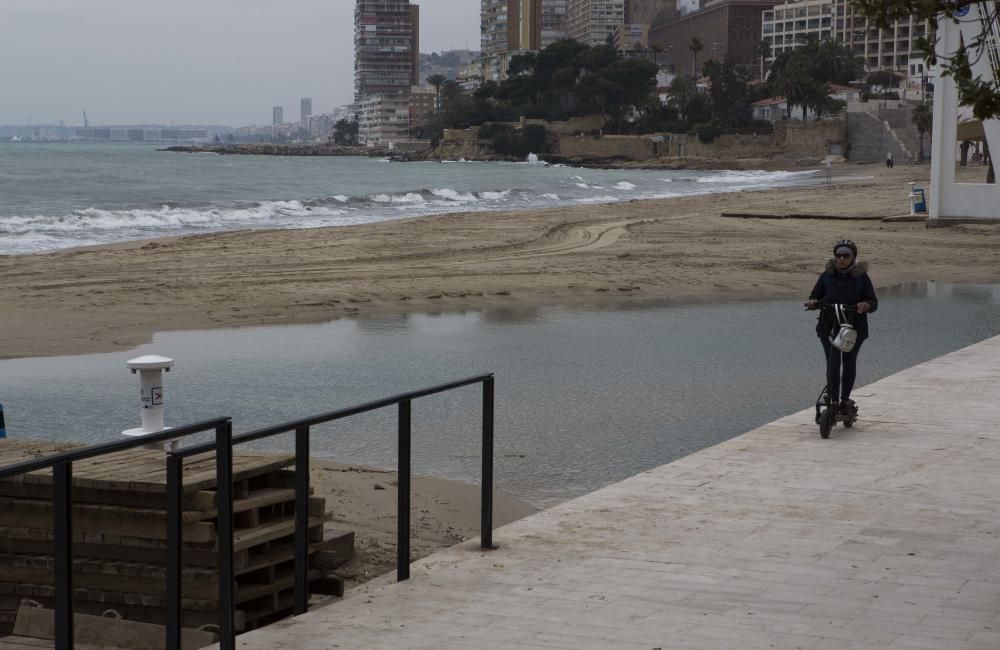 El temporal causa daños en las playas de Alicante