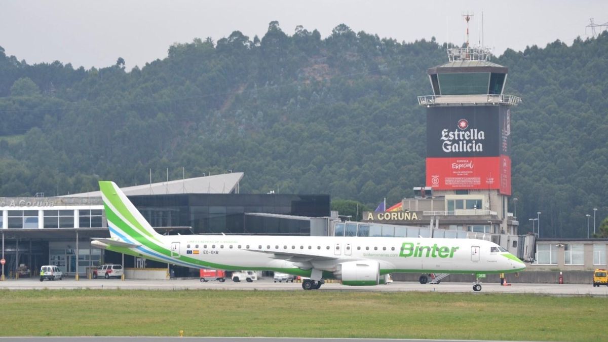 Vuelo inaugural de Binter llegado de Tenerife aterrizando este lunes en Alvedro